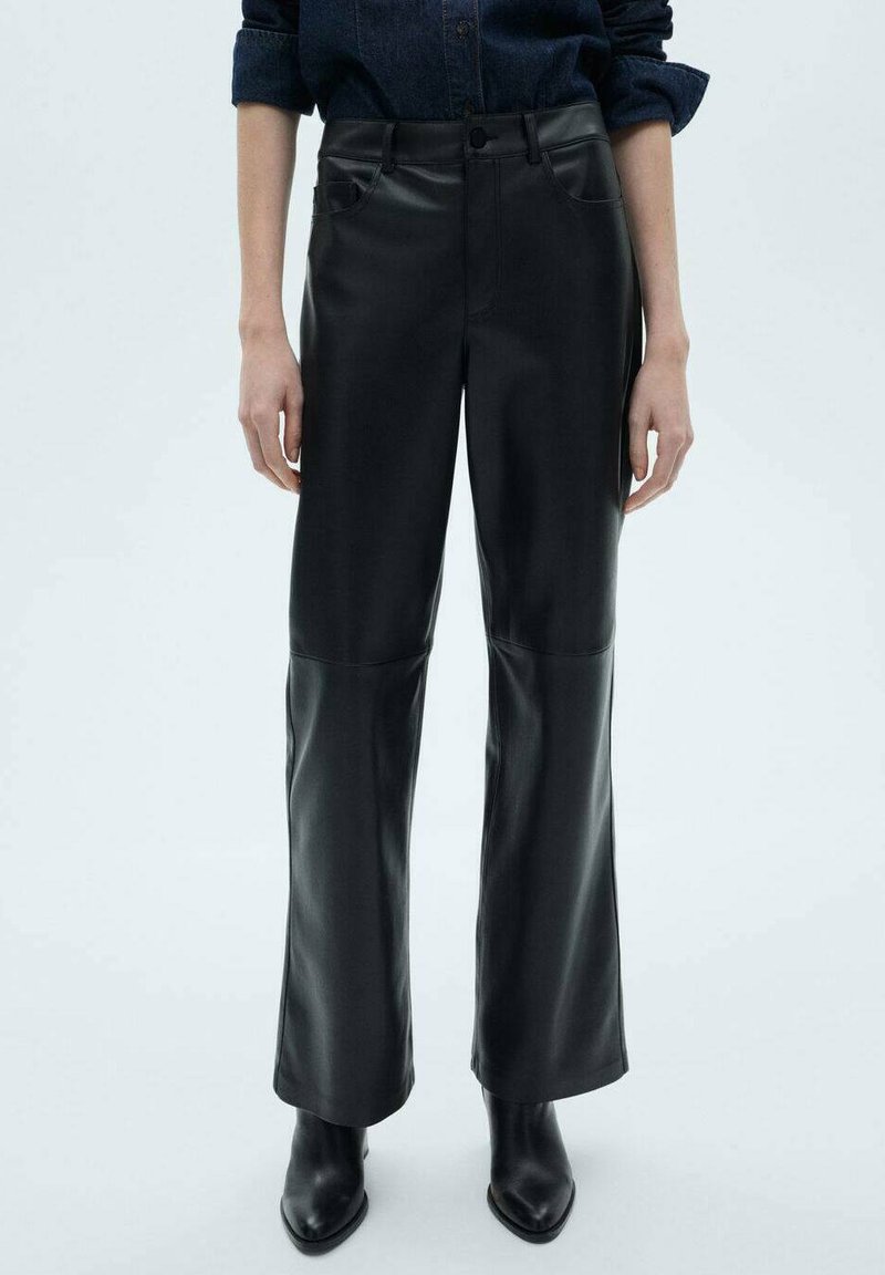Pantaloni in pelle nera con vita alta, design a gamba dritta e leggera lucentezza; includono tasche frontali e una texture liscia.