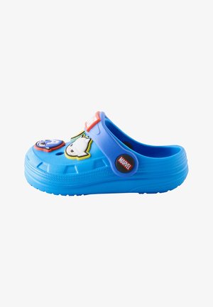 Blaue Kinderclogs mit Marvel-Superhelden-Patches und einem roten Marvel-Logo am verstellbaren Fersenriemen.