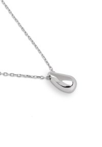 Pendentif en forme de goutte d'eau en argent sur une chaîne à maillons. Le pendentif a une surface lisse et réfléchissante avec une finition polie.
