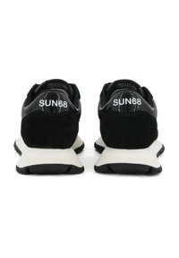 Zwarte suède en mesh sneakers met witte accenten, voorzien van het "SUN68" logo op de hiel, een gevoerde witte tussenzool en een zwarte rubberen buitenzool.