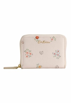 Malá krémová peňaženka s logom Cath Kidston, kvetinovými a srdcovými vzormi a zlatým zipsom na ľavej strane.