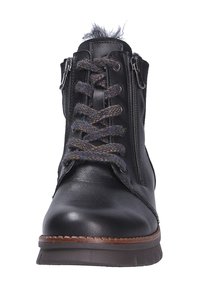 Schwarze Leder-Stiefelette mit geflochtenen, dunklen Schnürsenkeln, seitlichen Reißverschlüssen, Fellakzenten und einer braunen Sohle. Glatte Textur mit runder Schuhspitze.