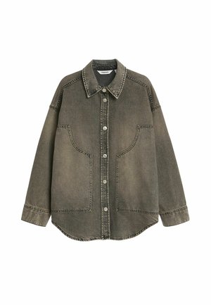 Farkkutakki haalistuneessa harmaassa, jossa on kärkipitoinen kaulus, painonapitus ja kaksi suurta taskua. Lisäksi näkyvät saumat ja rento istuvuus.