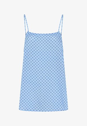 Camisole bleu clair avec fines bretelles, ornée d'un petit motif floral en bleu plus foncé, fabriquée en tissu doux avec une texture lisse.