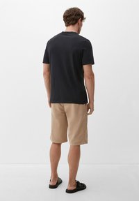 s.Oliver MIT HENLEY-AUSSCHNITT - Jednoduché tričko - schwarz