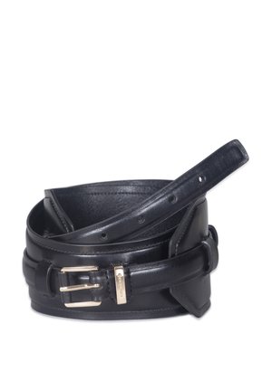 Zwarte leren riem met goudkleurige metalen gesp en meerdere verstelgaten, opgerold op een witte achtergrond.