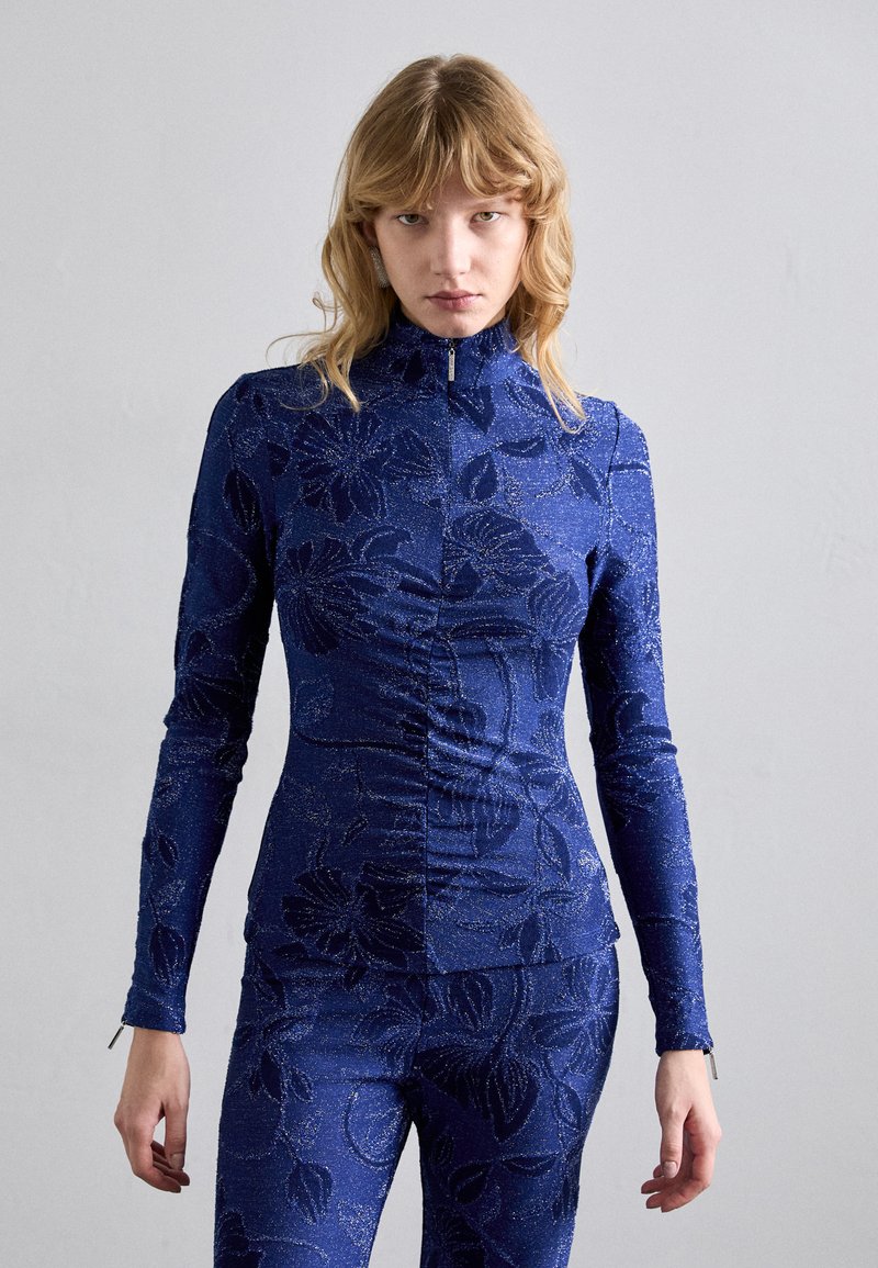 Stine Goya GATHERED LONG SLEEVE HIGH NECK COLLAR - Top s dlouhým rukávem - blue/multi-coloured