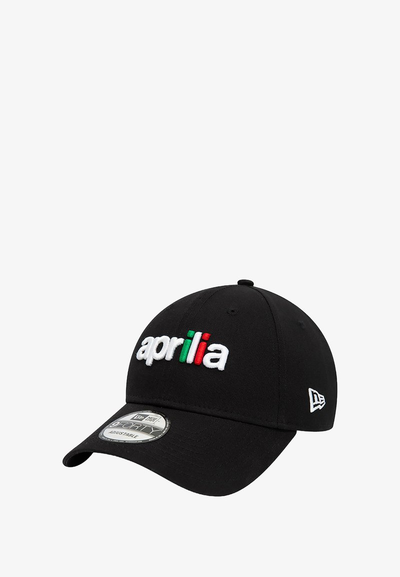 Cappellino da baseball nero con il logo ricamato "aprilia" in bianco, verde e rosso. Presenta una visiera curva e una cintura regolabile sul retro.