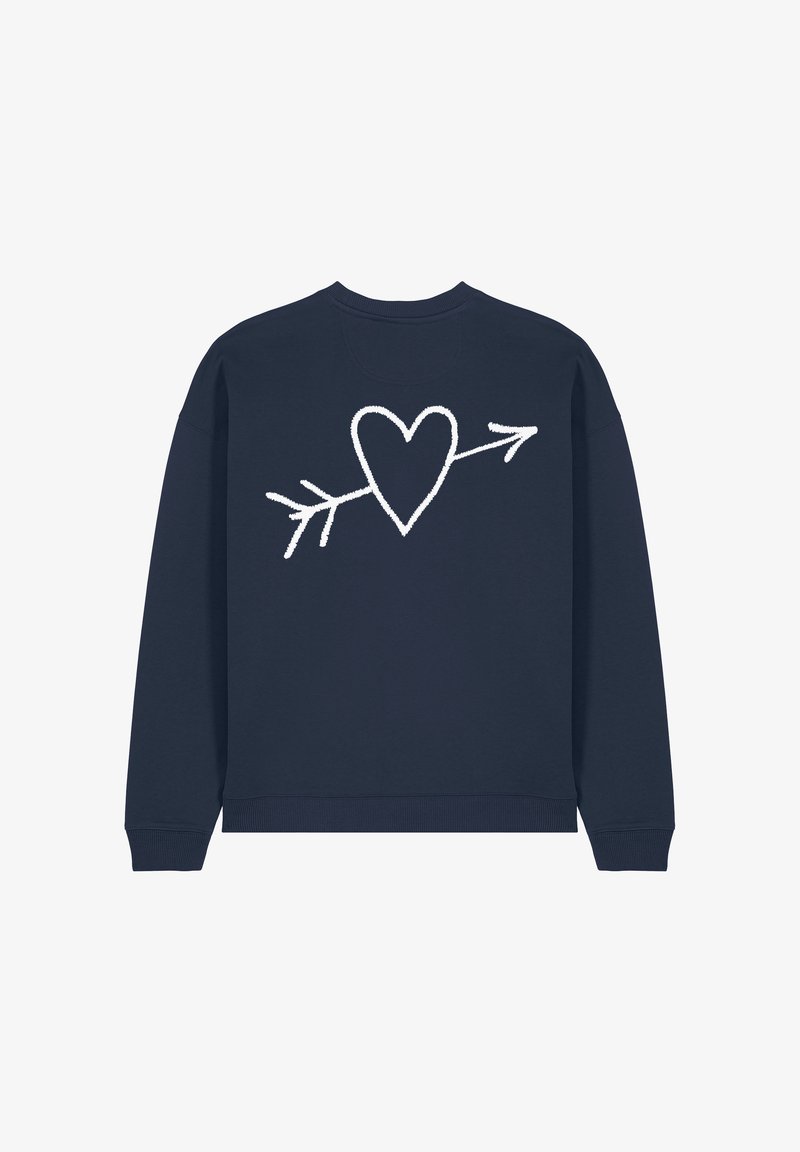 Navy zila džemperis ar apaļo apkakli, ar baltu sirdi un bultu dizainu aizmugurē. Kokvilnas materiāls, ribotas piedurknes un apakšmala.