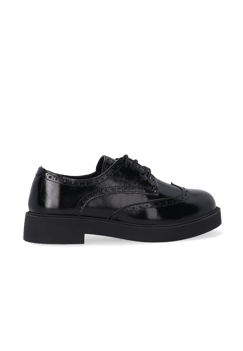 Zwarte leren oxford schoenen met een glanzende afwerking, voorzien van ingewikkelde brogue-details, ronde neus en een stevige zwarte rubberen zool.