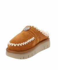 Pantofole in suede marrone a slip-on con cuciture bianche, rivestimento morbido e un accento decorativo argento sulla parte superiore, dotate di una suola spessa beige.