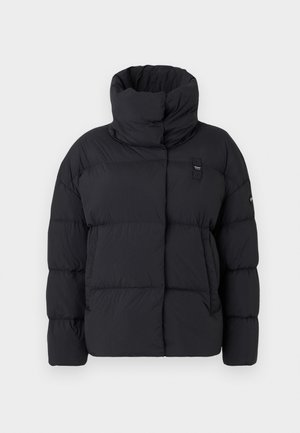 Sort pufferjakke med høj krave, quiltet design og frontknaplukning. Fremstillet af letvægts, glat materiale med en afslappet pasform.