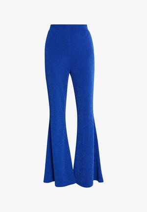 Pantalones acampanados azules hechos de tela brillante. Presentan una cintura alta, textura suave y piernas acampanadas que se extienden desde la rodilla hasta el dobladillo.
