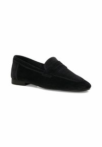 Zwarte suede instappers met een platte hak, een spitse neus en subtiele stikdetails over de bovenkant. Gladde structuur en casual ontwerp.