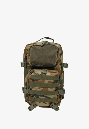 Rucsac de camuflaj dintr-un material rezistent, prevăzut cu un buzunar frontal, curele ajustabile și o zonă cu arie de prindere tip velcro în partea de sus.