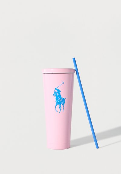 Ψηλό ροζ ποτήρι με το μπλε λογότυπο παίκτη πόλο και ταιριαστό μπλε επαναχρησιμοποιούμενο καλαμάκι σε απλό λευκό φόντο.