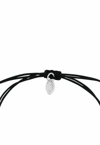 Bracciale in corda nera con charm a forma di foglia in argento texturizzato. I cordini sono annodati, consentendo una regolazione della misura e un design minimalista.