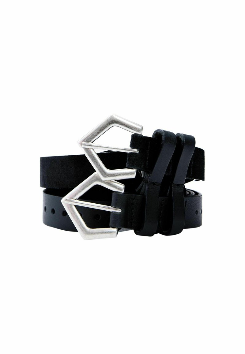 Cinturón de cuero negro con un acabado suave y una hebilla de doble espiga geométrica plateada. Incluye orificios para ajuste y un diseño elegante.