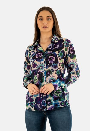 Blusa de manga larga colorida con un patrón floral en púrpura, verde y azul, que presenta un cierre de botones en la parte delantera y un cuello tipo camisa.