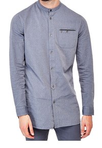 Lange mouwen button-up shirt in lichtblauw met een geometrisch patroon, staande kraag, borstzak en contrasterend zwart zakdetail.