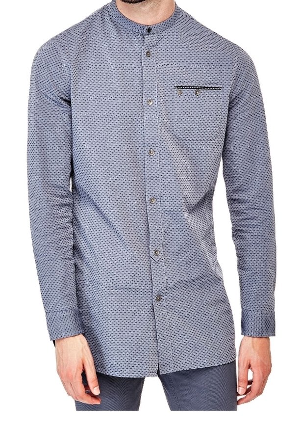 Lange mouwen button-up shirt in lichtblauw met een geometrisch patroon, staande kraag, borstzak en contrasterend zwart zakdetail.