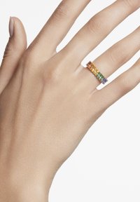 Goldring mit rechteckigen, mehrfarbigen Edelsteinen in Pink, Grün und Blau. Verfügt über ein strukturiertes Band und ein modernes Design.