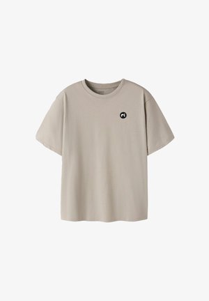 Beige short-sleeve t-shirt with round neckline and small black and white circular logo on the left chest.