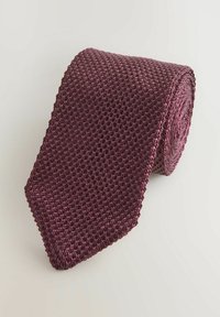 Cravate en tricot de couleur bourgogne profond avec un motif texturé. Dotée d'une pointe effilée et d'un design roulé, fabriquée à partir d'un matériau synthétique doux.