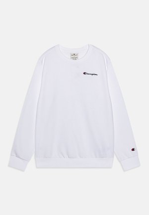 Hvid bomulds sweatshirt med lange ærmer, ribbede manchetter og kant. Har et lille broderet rødt og blåt Champion-logo på brystet og ærmet.