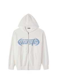Felpa bianca con zip, cappuccio, tasche frontali e testo sbiadito blu "waste" sul petto in un font stilizzato.
