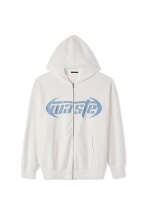 Felpa bianca con zip, cappuccio, tasche frontali e testo sbiadito blu "waste" sul petto in un font stilizzato.