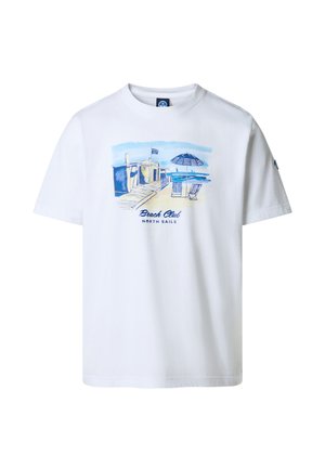 Maglietta bianca con una scena di spiaggia blu e gialla che raffigura una capanna del bagnino, un ombrellone, due sedie e la scritta "Beach Club North Sails".