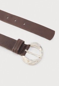 Cinto de couro castanho com fivela prateada texturizada, apresentando múltiplos buracos para ajuste e detalhes costurados ao longo da correia.