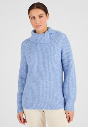 Suéter de punto azul claro con un cuello alto, mangas largas y un acabado suave y texturizado. Presenta detalles acanalados desde el escote hasta el dobladillo.