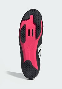 Schwarze und rosa Adidas Radschuhsohle mit Cleat-Befestigungsstellen und strukturierten Griffbereichen auf hellem Hintergrund.