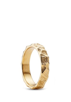 Kultasormus, jossa on teksturoitu, fasetoitu pinta ja epäsäännöllinen, vasaralla tehty kuvio, pystyasennossa valkoisella taustalla.