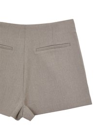 Pantaloni corti in lino beige con un design sartoriale, dotati di due tasche posteriori e linee pulite, texture liscia e un orlo leggermente piegato.