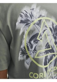 Jack & Jones JCOSTAGGER TEE SS CREW NECK - T-shirt con stampa - agave green