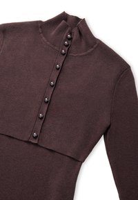 Brauner Strickpullover mit hohem Kragen und sieben dekorativen schwarzen Knöpfen entlang der Knopfleiste. Weiche Textur und figurbetontes Design.