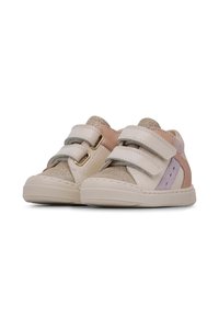 Scarpe per bambini in viola, rosa e beige con due cinturini in velcro, parte superiore testurizzata e suola in gomma. Presentano un accento metallico sul tallone.