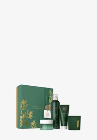 Coffret cadeau avec une boîte verte et dorée, contenant un gommage pour le corps, un gel douche moussant, une crème pour le corps et une bougie parfumée de la collection Ritual of Jing.