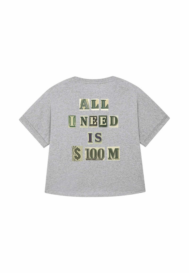 T-shirt oversize grigio con testo audace sul retro: "TUTTO CIÒ CHE MI SERVE È $100 M," con grafiche di banconote integrate nel lettering.