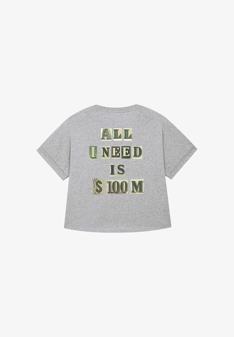T-shirt oversize grigio con testo audace sul retro: "TUTTO CIÒ CHE MI SERVE È $100 M," con grafiche di banconote integrate nel lettering.
