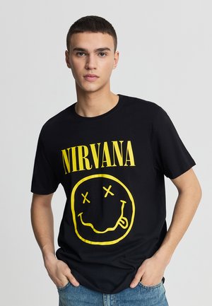 Czarna bawełniana koszulka z żółtym napisem "NIRVANA" oraz grafiką buźki z przekreślonymi oczami. Okrągły dekolt, krótkie rękawy.