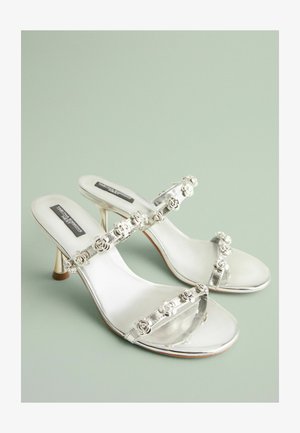 Next, REGULAR FIT - FLORAL DOUBLE FLOWER DETAIL - Mules de tacón - silver-coloured