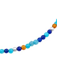 Perlekæde med en række blå, turkise, orange og sølvfarvede facetslebne perler i forskellige størrelser og former.