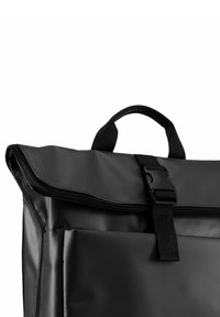Borsa impermeabile nera con chiusura a zip, robusto manico per il trasporto e cinturino regolabile con fibbia. Finitura liscia e testurizzata con forma strutturata.