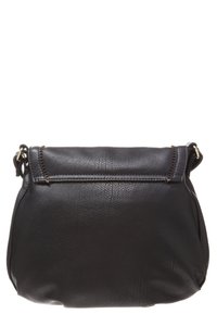 Černá kožená kabelka přes rameno s klopovým zapínáním a viditelnými stehy podél okrajů a upevnění popruhu.