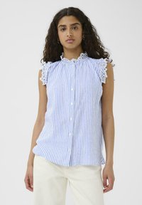 Blusa senza maniche a righe in azzurro chiaro e bianco, con colletto in pizzo arricciato e chiusura a bottoni. Realizzata in tessuto leggero con una finitura testurizzata.