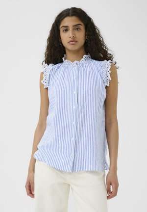 Blouse sans manches rayée en bleu clair et blanc, dotée d'un col en dentelle froncé et d'une fermeture à boutons. Fabriquée en tissu léger avec une finition texturée.